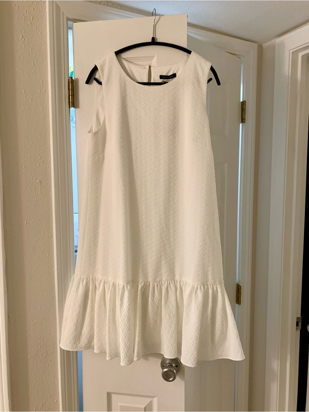 Tommy Hilfiger White Sleeveless Textured Shift Dress Ruffle Hem Size 10 NWT